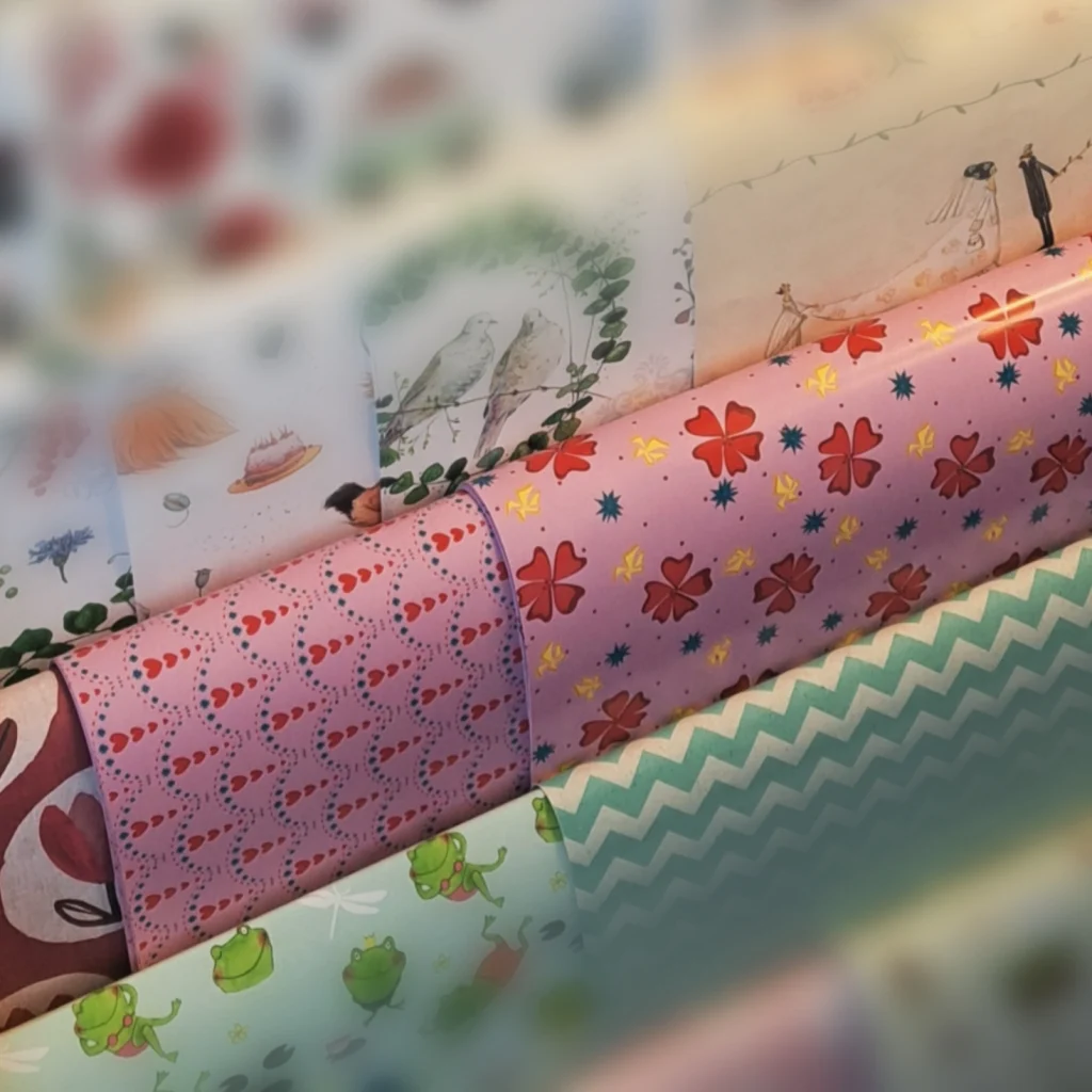 Geschenkpapier mit Blumen und Herzen